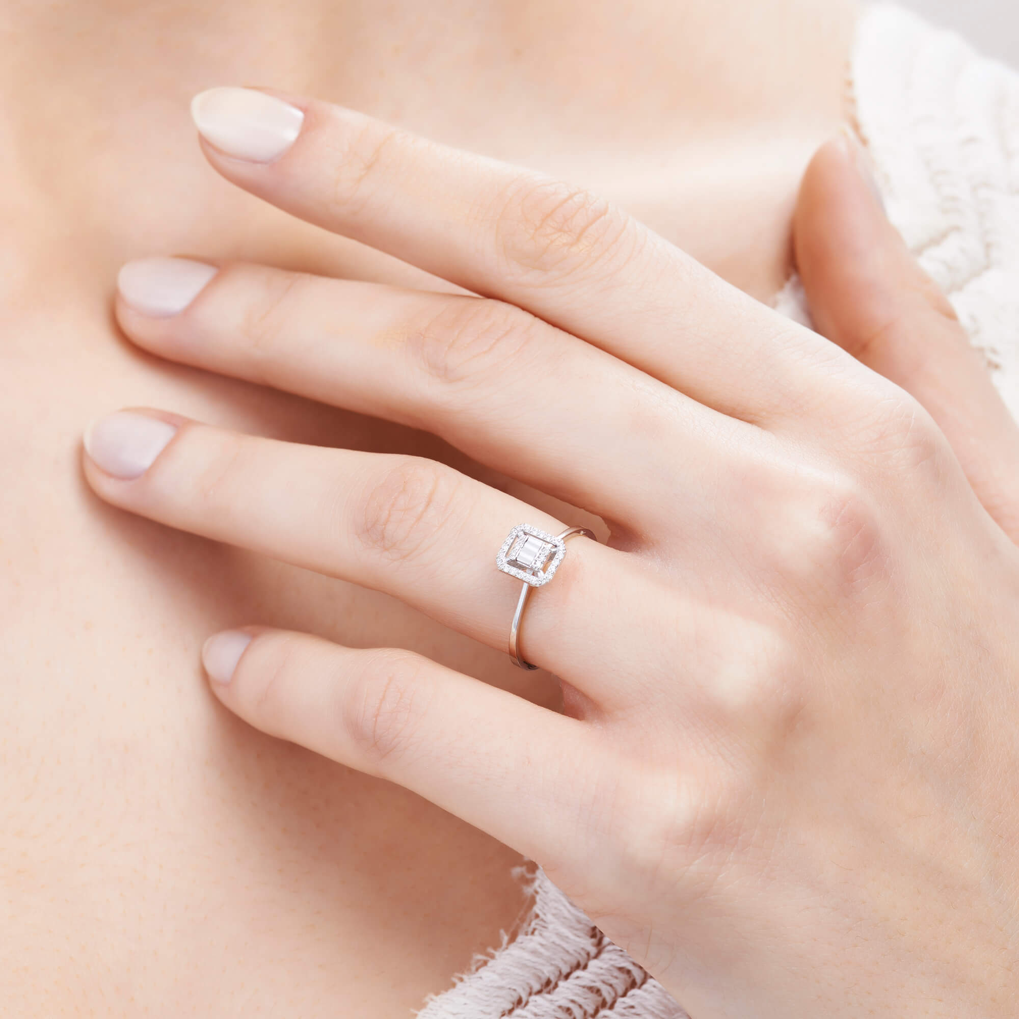 0.08 Karat Pırlanta Baget Yüzük