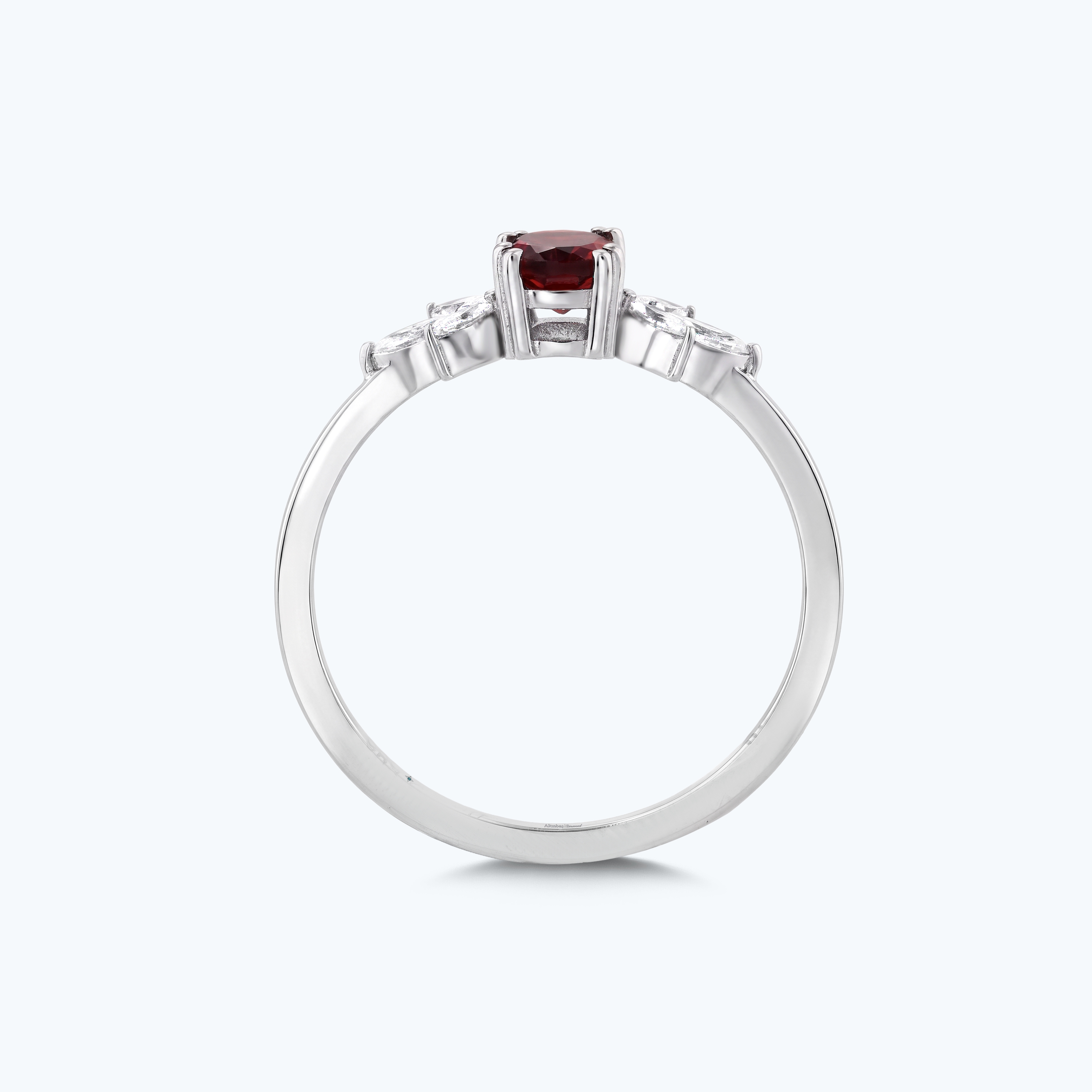 0.19 Karat Pırlanta Garnet Taşlı Oval Yüzük