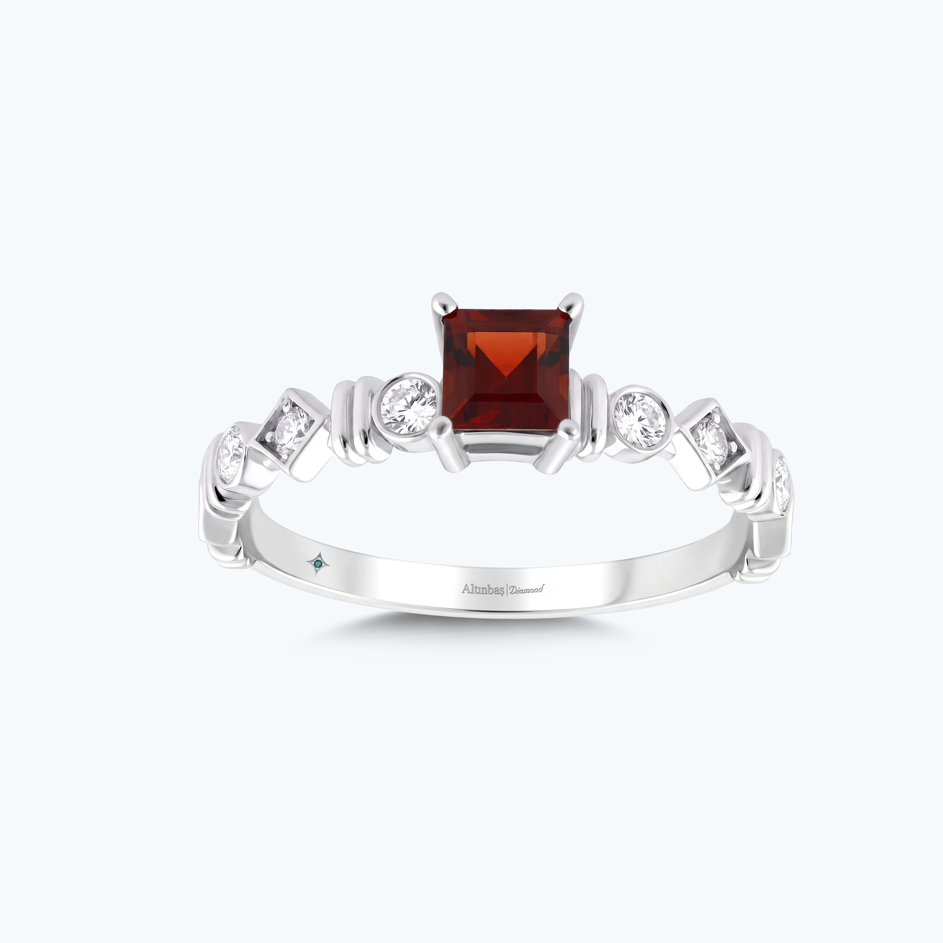 0.18 Karat Pırlanta Garnet Prenses Kesim Yüzük
