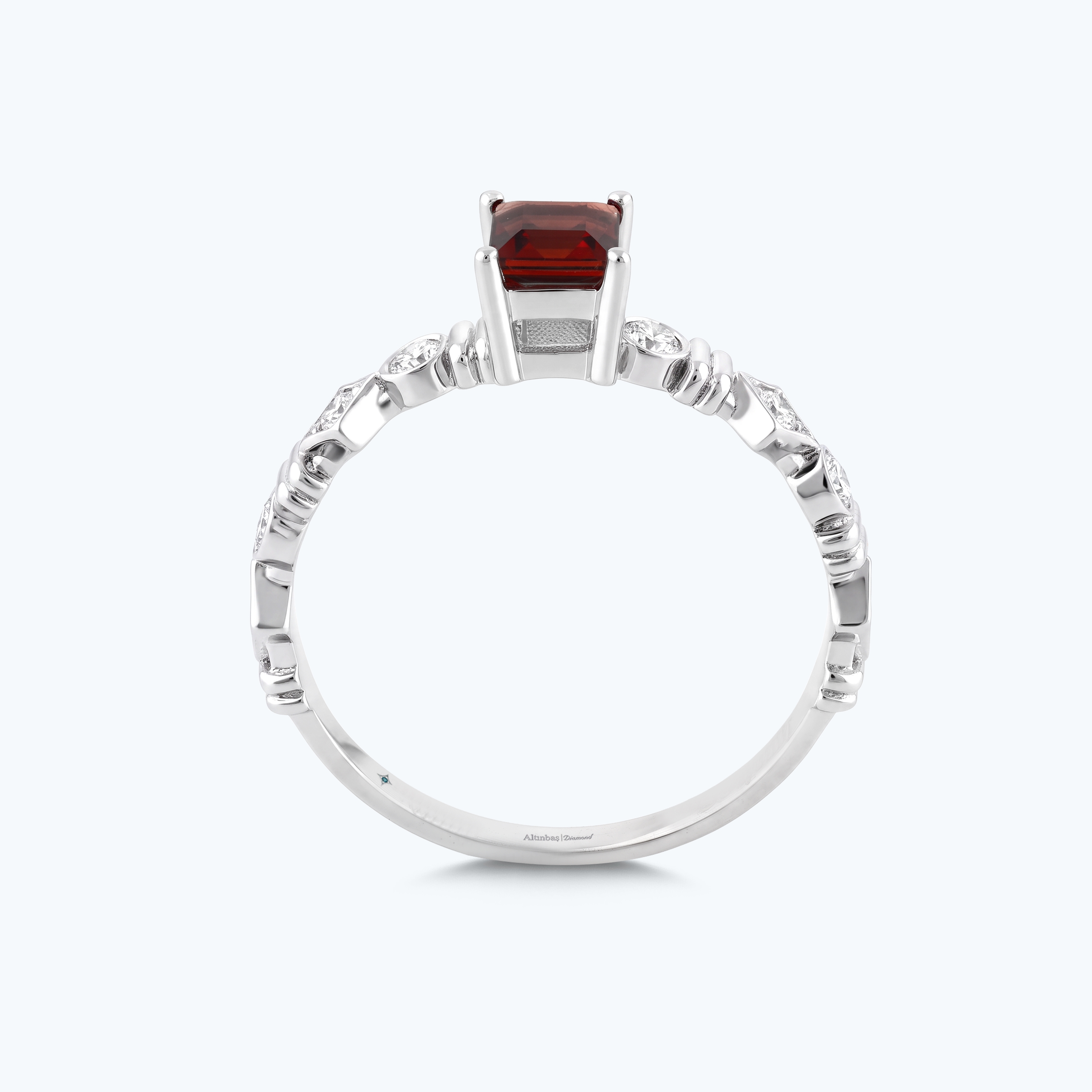 0.18 Karat Pırlanta Garnet Prenses Kesim Yüzük