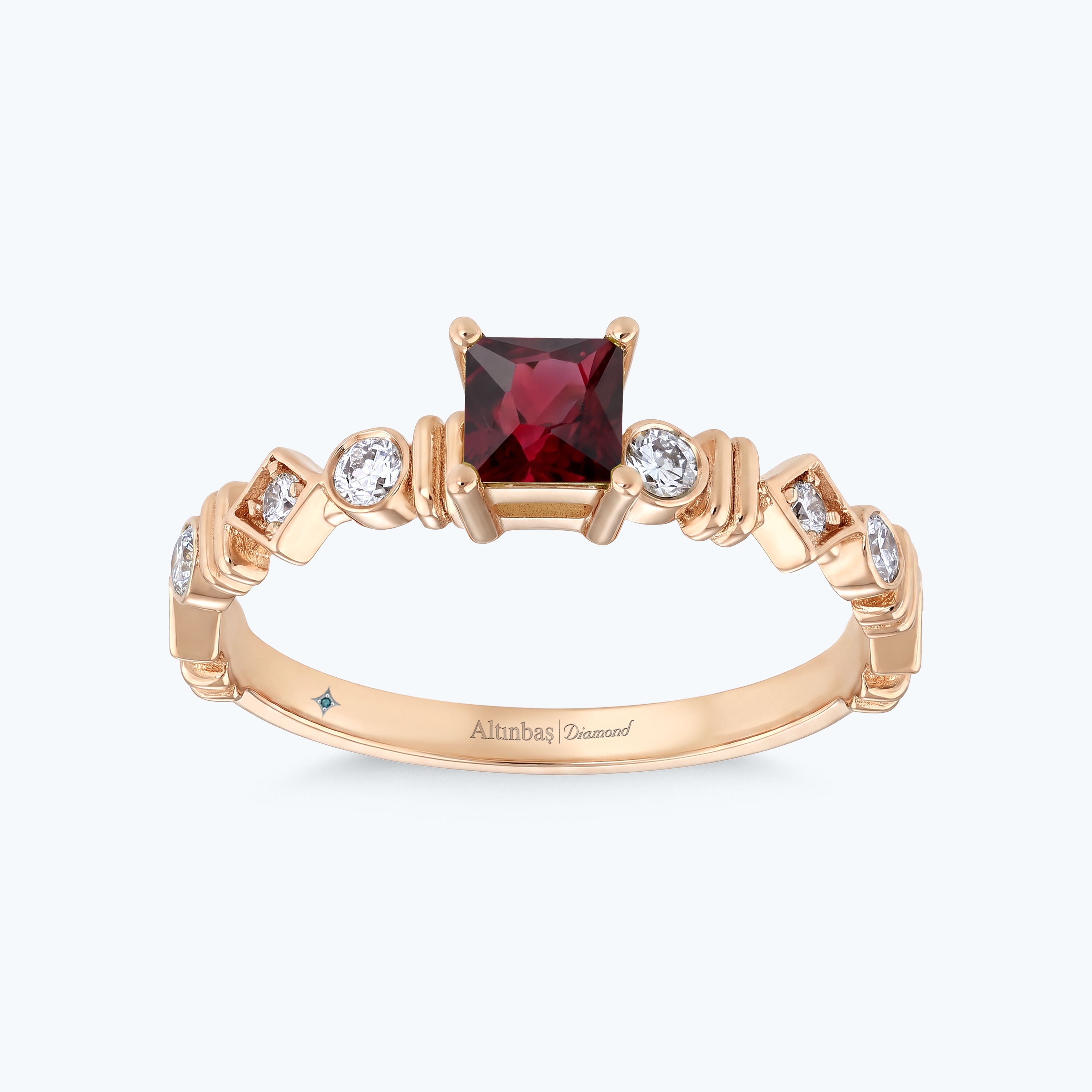 0.18 Karat Pırlanta Garnet Prenses Kesim Yüzük