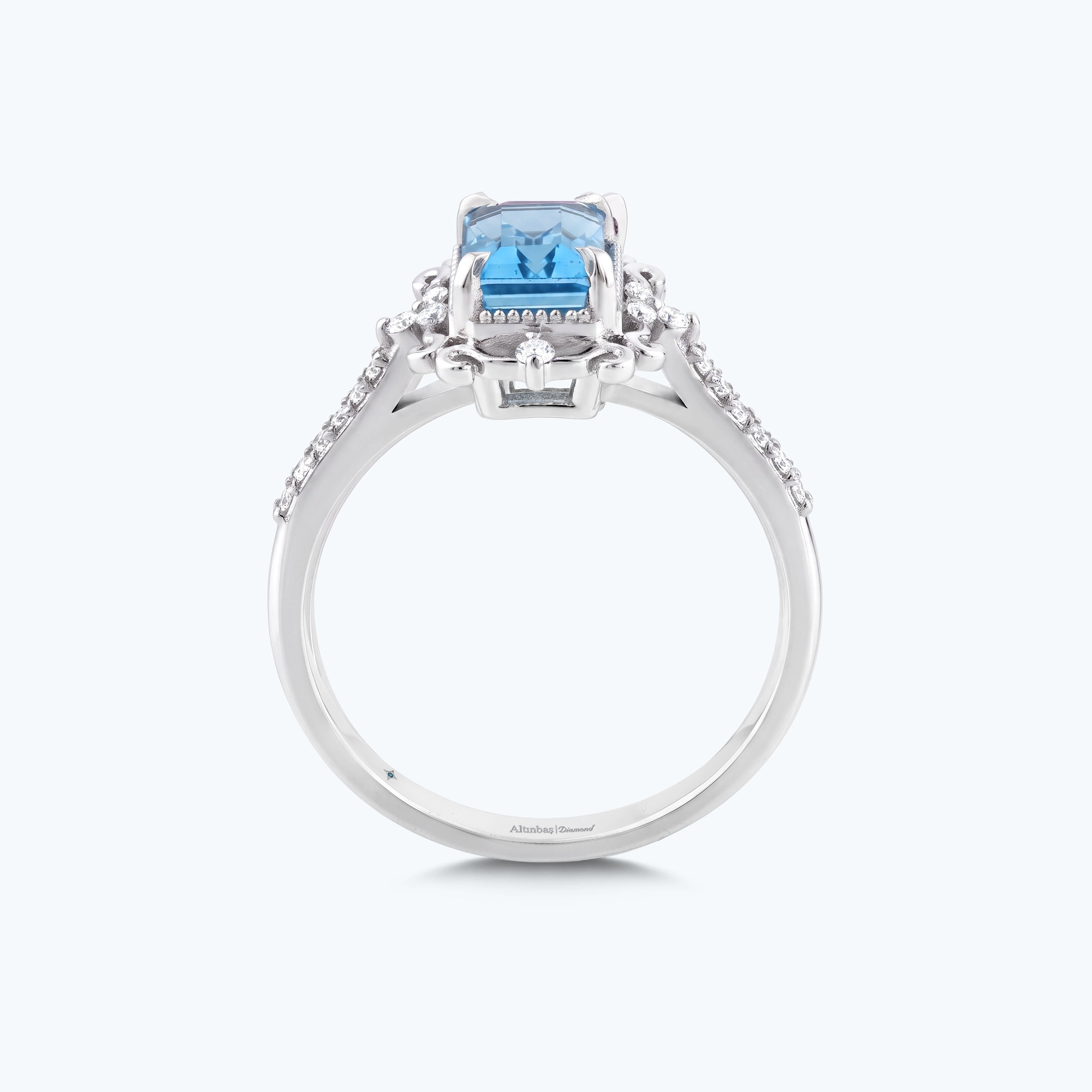 0.14 Karat Pırlanta Mavi Topaz Emerald Kesim Yüzük