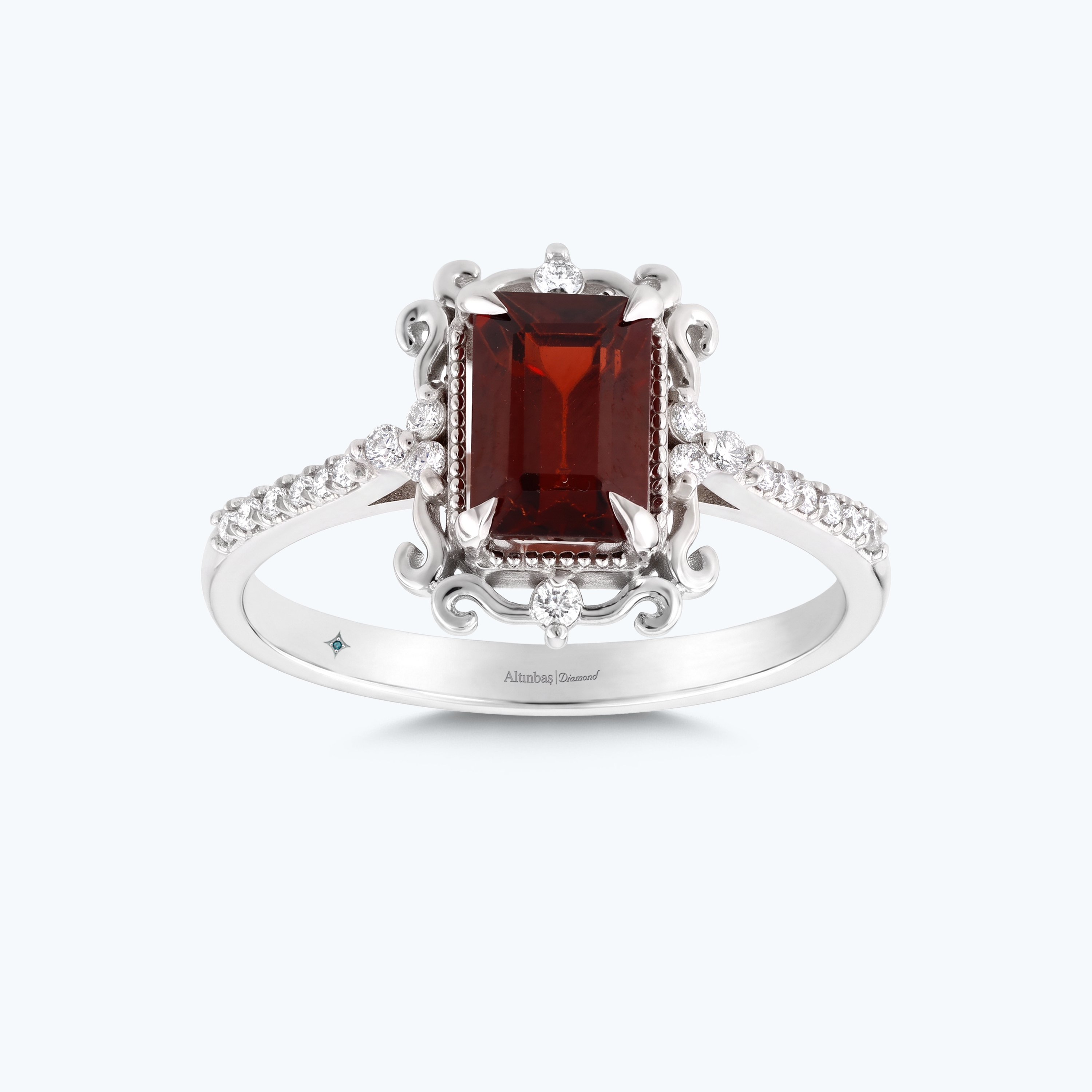 0.14 Karat Pırlanta Garnet Emerald Kesim Yüzük