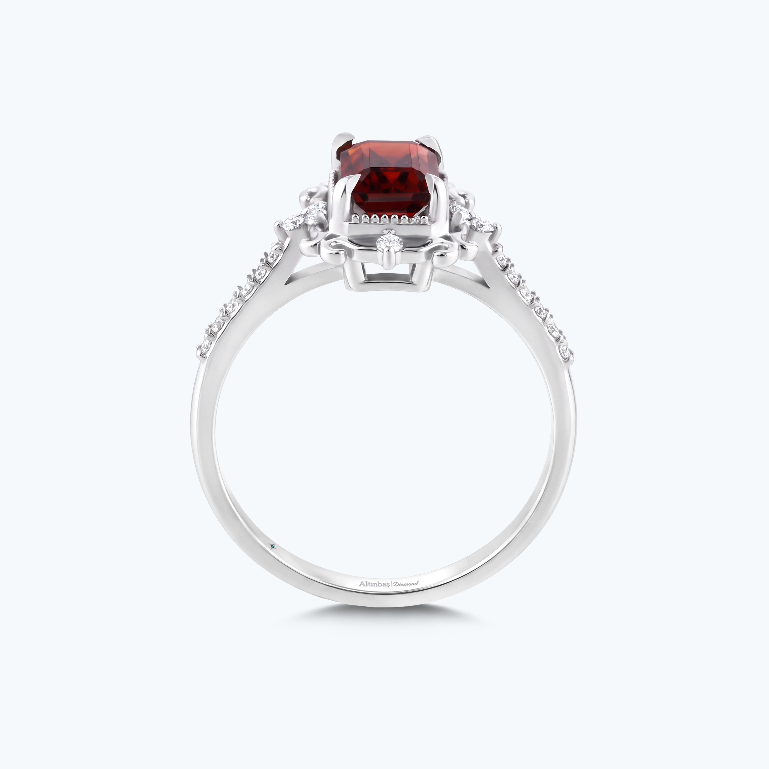 0.14 Karat Pırlanta Garnet Emerald Kesim Yüzük